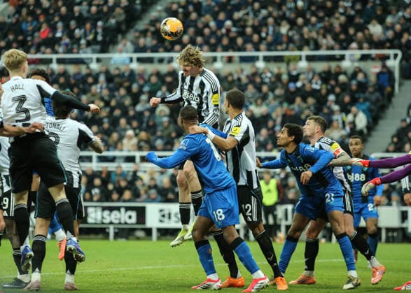 Emirates FA Cup Third Round Newcastle United v Bournemouth Nick Woltemade of Newcastle United jumps up to win the high ball during the Emirates FA Cup Third Round match Newcastle United vs Bournemouth at St. James s Park, Newcastle, United Kingdom, 10th January 2026 (Photo by Richard Bierton News Images) Newcastle St. James s Park Tyne and Wear United Kingdom Copyright: xRichardxBierton NewsxImagesx
