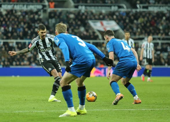 Emirates FA Cup Third Round Newcastle United v Bournemouth Bruno Guimaraes of Newcastle United passes the ball during the Emirates FA Cup Third Round match Newcastle United vs Bournemouth at St. James s Park, Newcastle, United Kingdom, 10th January 2026 (Photo by Richard Bierton News Images) Newcastle St. James s Park Tyne and Wear United Kingdom Copyright: xRichardxBierton NewsxImagesx