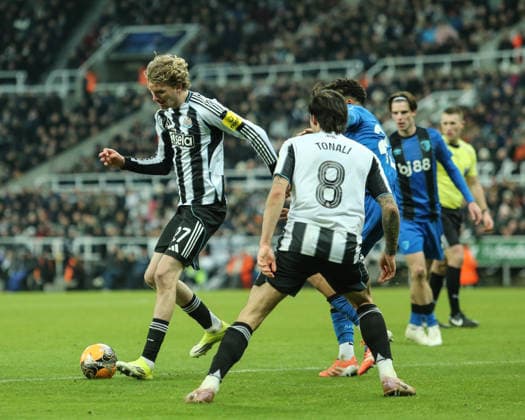 Emirates FA Cup Third Round Newcastle United v Bournemouth Nick Woltemade of Newcastle United passes the ball during the Emirates FA Cup Third Round match Newcastle United vs Bournemouth at St. James s Park, Newcastle, United Kingdom, 10th January 2026 (Photo by Richard Bierton News Images) Newcastle St. James s Park Tyne and Wear United Kingdom Copyright: xRichardxBierton NewsxImagesx