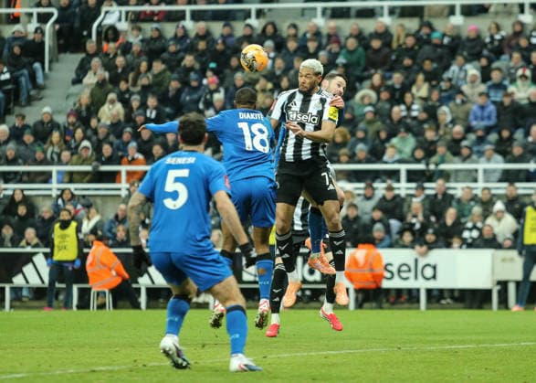Emirates FA Cup Third Round Newcastle United v Bournemouth Joelinton of Newcastle United jumps up to win the high ball during the Emirates FA Cup Third Round match Newcastle United vs Bournemouth at St. James s Park, Newcastle, United Kingdom, 10th January 2026 (Photo by Richard Bierton News Images) Newcastle St. James s Park Tyne and Wear United Kingdom Copyright: xRichardxBierton NewsxImagesx