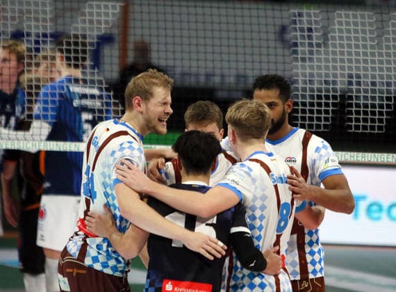 Herrschinger Freude ueber einen Punktgewinn, He-Volleyball, 1. BL, 25 26, WWK Herrschingvs VfB Frierichshafen, BMW Park, Muenchen, Copyright: WolfgangxFehrmann