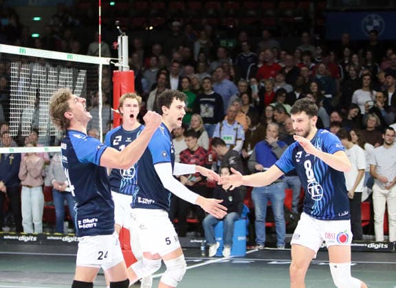 Friedrichshafener Freude ueber einen Punktgewinn, He-Volleyball, 1. BL, 25 26, WWK Herrschingvs VfB Frierichshafen, BMW Park, Muenchen, Copyright: WolfgangxFehrmann