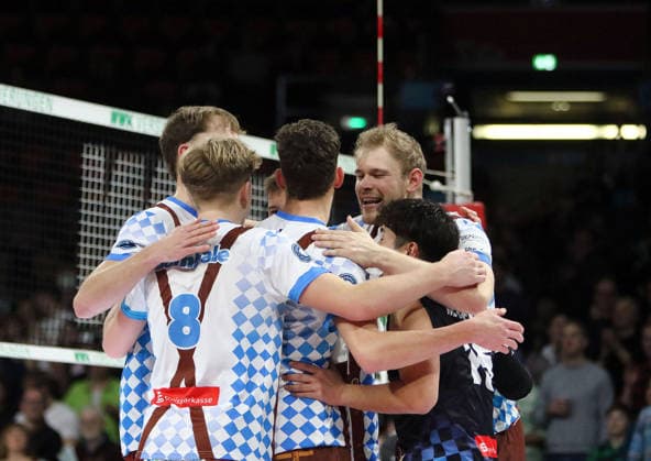 Hachinger Freude ueber einen Punktgewinn, He-Volleyball, 1. BL, 25 26, WWK Herrschingvs VfB Frierichshafen, BMW Park, Muenchen, Copyright: WolfgangxFehrmann