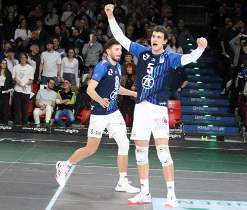 von links Aleksa BATAK (Friedrichshafen), Louis KUNSTMANN (Friedrichshafen), Jubel nach dem Sieg, He-Volleyball, 1. BL, 25 26, WWK Herrschingvs VfB Frierichshafen, BMW Park, Muenchen, Copyright: WolfgangxFehrmann