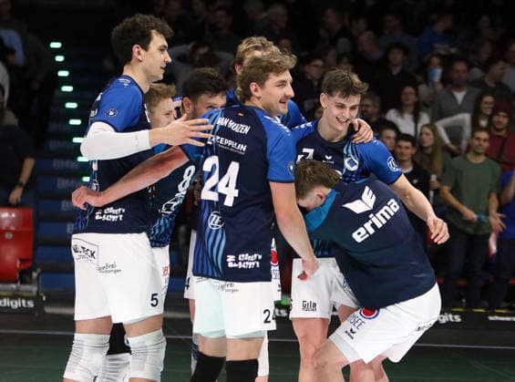 Friedrichshafener Freude nach dem Sieg, He-Volleyball, 1. BL, 25 26, WWK Herrschingvs VfB Frierichshafen, BMW Park, Muenchen, Copyright: WolfgangxFehrmann