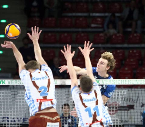 von links Bastian KORRECK (Herrsching), Tobias HOSCH (Herrsching), James VAN BUREN (Friedrichshafen), He-Volleyball, 1. BL, 25 26, WWK Herrschingvs VfB Frierichshafen, BMW Park, Muenchen, Copyright: WolfgangxFehrmann
