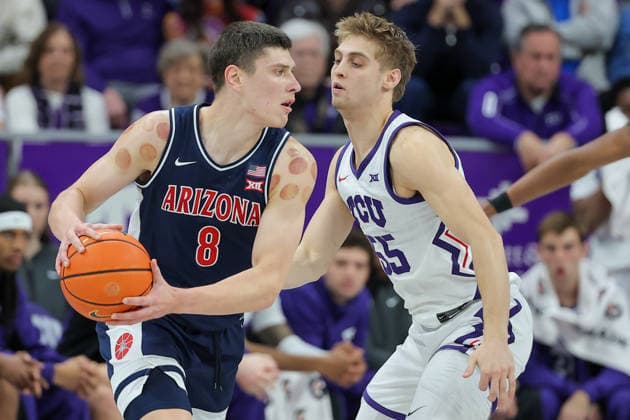 January 10, 2026, Fort Worth, Texas, USA: ArizonaÃ¢â‚¬â ¢s IVAN KHARCHENKOV (8) looks for an open teammate as TCUÃ¢â‚¬â ¢s TANNER TOOLSON (55) defends during their game at Schollmaier Arena on Saturday. Fort Worth USA - ZUMAm257 20260110_zsp_m257_032 Copyright: xBrianxMcLeanx