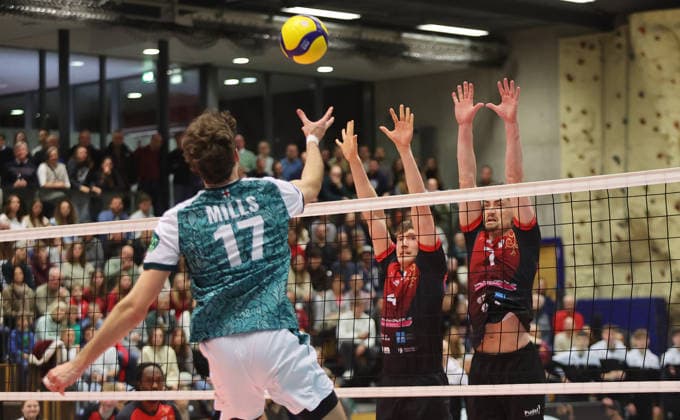 Ludwigsburg , Volleyball Bundesliga , Barock Volleys MTV Ludwigsburg vs. FT 1844 Freiburg , von links: Brendan Mills ( Frei ) Darius Diefenbach Tim Köpfli (Ludwigsburg )