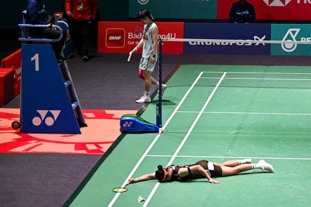 (260111) -- KUALA LUMPUR, Jan. 11, 2026 -- An Se Young (down) of South Korea reacts during the women s singles final match against Wang Zhiyi of China at the Malaysia Open 2026 badminton tournament in Kuala Lumpur, Malaysia, Jan. 11, 2026. ) (SP)MALAYSIA-KUALA LUMPUR-BADMINTON-MALAYSIA OPEN-WOMEN S SINGLES ChengxYiheng 