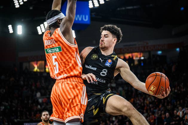 Neu Ulm, Deutschland, 10.01.26: Mohamed Diakite (ratiopharm ulm) und Joshua Obiesie (Basketball Loewen Braunschweig) im Zweikampf waehrend des Basketball Bundesliga Spiels zwischen ratiopharm ulm vs Basketball Loewen Braunschweig in der ratiopharm Arena am 10. Januar 2026 in Neu Ulm, Deutschland. (Foto von Harry Langer DeFodi Images) ratiopharm Arena, Germany, 10.01.26: Mohamed Diakite (ratiopharm ulm) und Joshua Obiesie (Basketball Loewen Braunschweig) battle for the ball during the Basketball Bundesliga match between ratiopharm ulm vs Basketball Loewen Braunschweig at Neu Ulm on January 10, 2026 in ratiopharm Arena, Germany. (Photo by Harry Langer DeFodi Images) (Photo by Harry Langer DeFodi Images) -