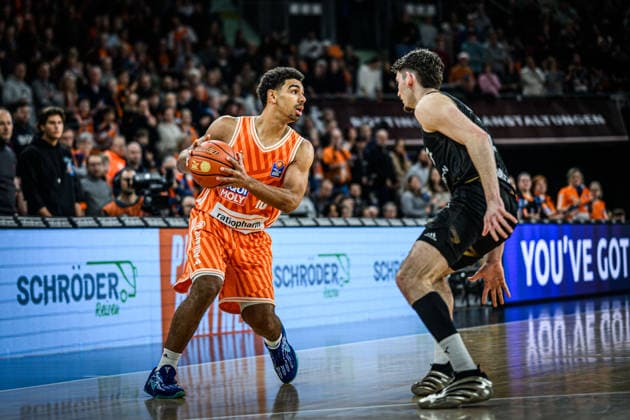 Neu Ulm, Deutschland, 10.01.26: Mark Smith (ratiopharm ulm) und Nikola Tomic (Basketball Loewen Braunschweig) im Zweikampf waehrend des Basketball Bundesliga Spiels zwischen ratiopharm ulm vs Basketball Loewen Braunschweig in der ratiopharm Arena am 10. Januar 2026 in Neu Ulm, Deutschland. (Foto von Harry Langer DeFodi Images) ratiopharm Arena, Germany, 10.01.26: Mark Smith (ratiopharm ulm) und Nikola Tomic (Basketball Loewen Braunschweig) battle for the ball during the Basketball Bundesliga match between ratiopharm ulm vs Basketball Loewen Braunschweig at Neu Ulm on January 10, 2026 in ratiopharm Arena, Germany. (Photo by Harry Langer DeFodi Images) (Photo by Harry Langer DeFodi Images) -