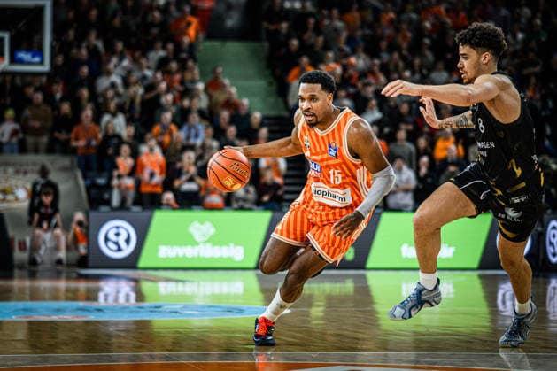 Neu Ulm, Deutschland, 10.01.26: Justin Simon (ratiopharm ulm) und Joshua Obiesie (Basketball Loewen Braunschweig) im Zweikampf waehrend des Basketball Bundesliga Spiels zwischen ratiopharm ulm vs Basketball Loewen Braunschweig in der ratiopharm Arena am 10. Januar 2026 in Neu Ulm, Deutschland. (Foto von Harry Langer DeFodi Images) ratiopharm Arena, Germany, 10.01.26: Justin Simon (ratiopharm ulm) und Joshua Obiesie (Basketball Loewen Braunschweig) battle for the ball during the Basketball Bundesliga match between ratiopharm ulm vs Basketball Loewen Braunschweig at Neu Ulm on January 10, 2026 in ratiopharm Arena, Germany. (Photo by Harry Langer DeFodi Images) (Photo by Harry Langer DeFodi Images) -