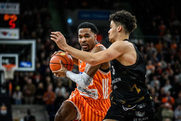 Neu Ulm, Deutschland, 10.01.26: Justin Simon (ratiopharm ulm) und Joshua Obiesie (Basketball Loewen Braunschweig) im Zweikampf waehrend des Basketball Bundesliga Spiels zwischen ratiopharm ulm vs Basketball Loewen Braunschweig in der ratiopharm Arena am 10. Januar 2026 in Neu Ulm, Deutschland. (Foto von Harry Langer DeFodi Images) ratiopharm Arena, Germany, 10.01.26: Justin Simon (ratiopharm ulm) und Joshua Obiesie (Basketball Loewen Braunschweig) battle for the ball during the Basketball Bundesliga match between ratiopharm ulm vs Basketball Loewen Braunschweig at Neu Ulm on January 10, 2026 in ratiopharm Arena, Germany. (Photo by Harry Langer DeFodi Images) (Photo by Harry Langer DeFodi Images) -