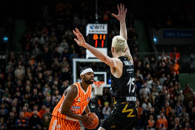 Neu Ulm, Deutschland, 10.01.26: Malik Osborne (ratiopharm ulm) und Philipp Hartwich (Basketball Loewen Braunschweig) im Zweikampf waehrend des Basketball Bundesliga Spiels zwischen ratiopharm ulm vs Basketball Loewen Braunschweig in der ratiopharm Arena am 10. Januar 2026 in Neu Ulm, Deutschland. (Foto von Harry Langer DeFodi Images) ratiopharm Arena, Germany, 10.01.26: Malik Osborne (ratiopharm ulm) und Philipp Hartwich (Basketball Loewen Braunschweig) battle for the ball during the Basketball Bundesliga match between ratiopharm ulm vs Basketball Loewen Braunschweig at Neu Ulm on January 10, 2026 in ratiopharm Arena, Germany. (Photo by Harry Langer DeFodi Images) (Photo by Harry Langer DeFodi Images) -