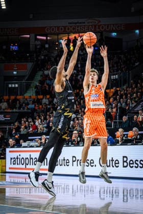 Neu Ulm, Deutschland, 10.01.26: David Nguessan (Basketball Loewen Braunschweig) und Tobias Jensen (ratiopharm ulm) im Zweikampf waehrend des Basketball Bundesliga Spiels zwischen ratiopharm ulm vs Basketball Loewen Braunschweig in der ratiopharm Arena am 10. Januar 2026 in Neu Ulm, Deutschland. (Foto von Harry Langer DeFodi Images) ratiopharm Arena, Germany, 10.01.26: David Nguessan (Basketball Loewen Braunschweig) und Tobias Jensen (ratiopharm ulm) battle for the ball during the Basketball Bundesliga match between ratiopharm ulm vs Basketball Loewen Braunschweig at Neu Ulm on January 10, 2026 in ratiopharm Arena, Germany. (Photo by Harry Langer DeFodi Images) (Photo by Harry Langer DeFodi Images) -