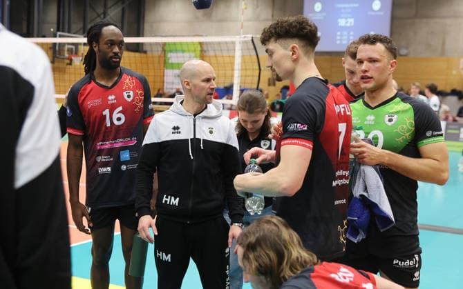 Ludwigsburg , Volleyball Bundesliga , Barock Volleys MTV Ludwigsburg vs. FT 1844 Freiburg , von links: Nyherowo Omene Trainer Hasse Mattila Tim Köpfli Jeffrey Klok ( Ludwigsburg )