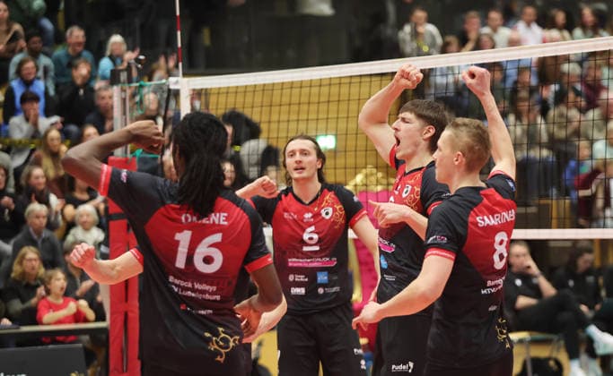 Ludwigsburg , Volleyball Bundesliga , Barock Volleys MTV Ludwigsburg vs. FT 1844 Freiburg , Jubel Ludwigsburg , mitte: Ben-Simon Bonin