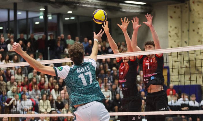 Ludwigsburg , Volleyball Bundesliga , Barock Volleys MTV Ludwigsburg vs. FT 1844 Freiburg , von links: Brendan Mills ( Freiburg ) Darius Diefenbach Tim Köpfli ( Ludwigsburg )
