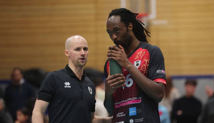 Ludwigsburg , Volleyball Bundesliga , Barock Volleys MTV Ludwigsburg vs. FT 1844 Freiburg , von links: Trainer hasse Mattila Nyherowo Omene ( Ludwigsburg )