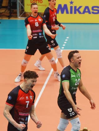 Ludwigsburg , Volleyball Bundesliga , Barock Volleys MTV Ludwigsburg vs. FT 1844 Freiburg , hinten: Tomi Saarinen , vorne vo links: Tim Köpfli Jeffrey Klok ( Ludwigsburg )