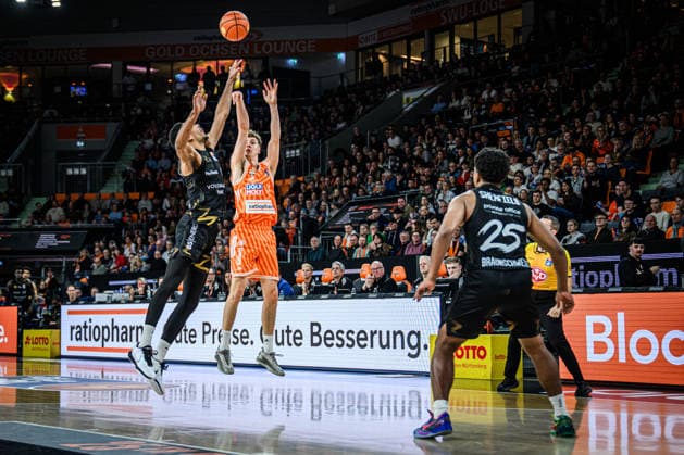 Neu Ulm, Deutschland, 10.01.26: David Nguessan (Basketball Loewen Braunschweig) und Tobias Jensen (ratiopharm ulm) im Zweikampf waehrend des Basketball Bundesliga Spiels zwischen ratiopharm ulm vs Basketball Loewen Braunschweig in der ratiopharm Arena am 10. Januar 2026 in Neu Ulm, Deutschland. (Foto von Harry Langer DeFodi Images) ratiopharm Arena, Germany, 10.01.26: David Nguessan (Basketball Loewen Braunschweig) und Tobias Jensen (ratiopharm ulm) battle for the ball during the Basketball Bundesliga match between ratiopharm ulm vs Basketball Loewen Braunschweig at Neu Ulm on January 10, 2026 in ratiopharm Arena, Germany. (Photo by Harry Langer DeFodi Images) (Photo by Harry Langer DeFodi Images) -