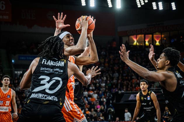 Neu Ulm, Deutschland, 10.01.26: Chip Flanigan (Basketball Loewen Braunschweig), Mohamed Diakite (ratiopharm ulm) und Grant Sherfield (Basketball Loewen Braunschweig) im Zweikampf waehrend des Basketball Bundesliga Spiels zwischen ratiopharm ulm vs Basketball Loewen Braunschweig in der ratiopharm Arena am 10. Januar 2026 in Neu Ulm, Deutschland. (Foto von Harry Langer DeFodi Images) ratiopharm Arena, Germany, 10.01.26: Chip Flanigan (Basketball Loewen Braunschweig), Mohamed Diakite (ratiopharm ulm) und Grant Sherfield (Basketball Loewen Braunschweig) battle for the ball during the Basketball Bundesliga match between ratiopharm ulm vs Basketball Loewen Braunschweig at Neu Ulm on January 10, 2026 in ratiopharm Arena, Germany. (Photo by Harry Langer DeFodi Images) (Photo by Harry Langer DeFodi Images) -