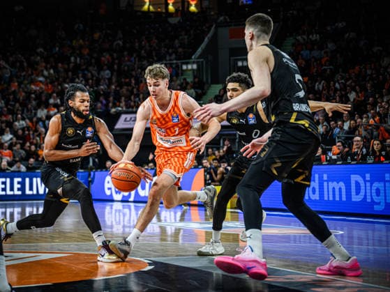 Neu Ulm, Deutschland, 10.01.26: Chip Flanigan (Basketball Loewen Braunschweig), Tobias Jensen (ratiopharm ulm), Adrian Worthy (Basketball Loewen Braunschweig) und Lika Scuka (Basketball Loewen Braunschweig) im Zweikampf waehrend des Basketball Bundesliga Spiels zwischen ratiopharm ulm vs Basketball Loewen Braunschweig in der ratiopharm Arena am 10. Januar 2026 in Neu Ulm, Deutschland. (Foto von Harry Langer DeFodi Images) ratiopharm Arena, Germany, 10.01.26: Chip Flanigan (Basketball Loewen Braunschweig), Tobias Jensen (ratiopharm ulm), Adrian Worthy (Basketball Loewen Braunschweig) und Lika Scuka (Basketball Loewen Braunschweig) battle for the ball during the Basketball Bundesliga match between ratiopharm ulm vs Basketball Loewen Braunschweig at Neu Ulm on January 10, 2026 in ratiopharm Arena, Germany. (Photo by Harry Langer DeFodi Images) (Photo by Harry Langer DeFodi Images) -