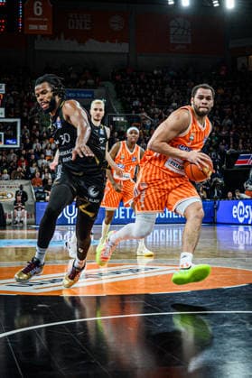 Neu Ulm, Deutschland, 10.01.26: Chip Flanigan (Basketball Loewen Braunschweig) und Christopher Ledlum (ratiopharm ulm) im Zweikampf waehrend des Basketball Bundesliga Spiels zwischen ratiopharm ulm vs Basketball Loewen Braunschweig in der ratiopharm Arena am 10. Januar 2026 in Neu Ulm, Deutschland. (Foto von Harry Langer DeFodi Images) ratiopharm Arena, Germany, 10.01.26: Chip Flanigan (Basketball Loewen Braunschweig) und Christopher Ledlum (ratiopharm ulm) battle for the ball during the Basketball Bundesliga match between ratiopharm ulm vs Basketball Loewen Braunschweig at Neu Ulm on January 10, 2026 in ratiopharm Arena, Germany. (Photo by Harry Langer DeFodi Images) (Photo by Harry Langer DeFodi Images) -