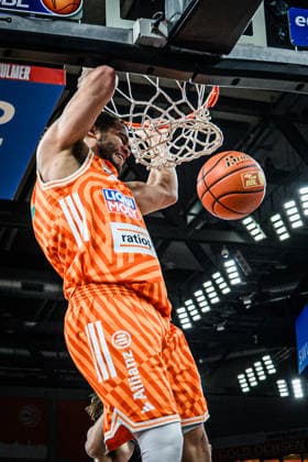 Neu Ulm, Deutschland, 10.01.26: Christopher Ledlum (ratiopharm ulm) in Aktion, am Ball, Einzelaktion waehrend des Basketball Bundesliga Spiels zwischen ratiopharm ulm vs Basketball Loewen Braunschweig in der ratiopharm Arena am 10. Januar 2026 in Neu Ulm, Deutschland. (Foto von Harry Langer DeFodi Images) ratiopharm Arena, Germany, 10.01.26: Christopher Ledlum (ratiopharm ulm) controls the Ball during the Basketball Bundesliga match between ratiopharm ulm vs Basketball Loewen Braunschweig at Neu Ulm on January 10, 2026 in ratiopharm Arena, Germany. (Photo by Harry Langer DeFodi Images) (Photo by Harry Langer DeFodi Images) -