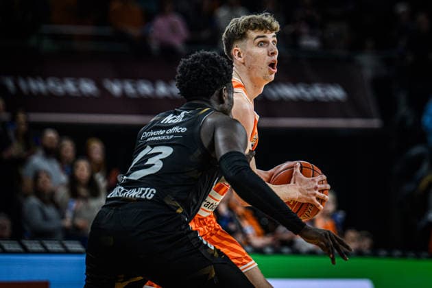 Neu Ulm, Deutschland, 10.01.26: Barra Njie (Basketball Loewen Braunschweig) und Tobias Jensen (ratiopharm ulm) im Zweikampf waehrend des Basketball Bundesliga Spiels zwischen ratiopharm ulm vs Basketball Loewen Braunschweig in der ratiopharm Arena am 10. Januar 2026 in Neu Ulm, Deutschland. (Foto von Harry Langer DeFodi Images) ratiopharm Arena, Germany, 10.01.26: Barra Njie (Basketball Loewen Braunschweig) und Tobias Jensen (ratiopharm ulm) battle for the ball during the Basketball Bundesliga match between ratiopharm ulm vs Basketball Loewen Braunschweig at Neu Ulm on January 10, 2026 in ratiopharm Arena, Germany. (Photo by Harry Langer DeFodi Images) (Photo by Harry Langer DeFodi Images) -