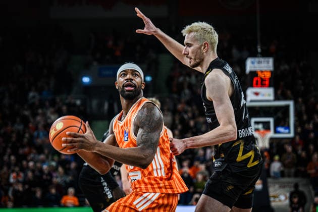 Neu Ulm, Deutschland, 10.01.26: Malik Osborne (ratiopharm ulm) und Philipp Hartwich (Basketball Loewen Braunschweig) im Zweikampf waehrend des Basketball Bundesliga Spiels zwischen ratiopharm ulm vs Basketball Loewen Braunschweig in der ratiopharm Arena am 10. Januar 2026 in Neu Ulm, Deutschland. (Foto von Harry Langer DeFodi Images) ratiopharm Arena, Germany, 10.01.26: Malik Osborne (ratiopharm ulm) und Philipp Hartwich (Basketball Loewen Braunschweig) battle for the ball during the Basketball Bundesliga match between ratiopharm ulm vs Basketball Loewen Braunschweig at Neu Ulm on January 10, 2026 in ratiopharm Arena, Germany. (Photo by Harry Langer DeFodi Images) (Photo by Harry Langer DeFodi Images) -