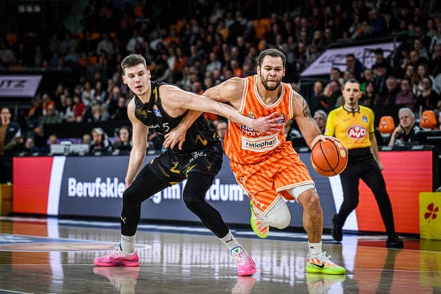 Neu Ulm, Deutschland, 10.01.26: Lika Scuka (Basketball Loewen Braunschweig) und Christopher Ledlum (ratiopharm ulm) im Zweikampf waehrend des Basketball Bundesliga Spiels zwischen ratiopharm ulm vs Basketball Loewen Braunschweig in der ratiopharm Arena am 10. Januar 2026 in Neu Ulm, Deutschland. (Foto von Harry Langer DeFodi Images) ratiopharm Arena, Germany, 10.01.26: Lika Scuka (Basketball Loewen Braunschweig) und Christopher Ledlum (ratiopharm ulm) battle for the ball during the Basketball Bundesliga match between ratiopharm ulm vs Basketball Loewen Braunschweig at Neu Ulm on January 10, 2026 in ratiopharm Arena, Germany. (Photo by Harry Langer DeFodi Images) (Photo by Harry Langer DeFodi Images) -