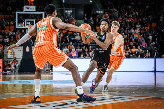 Neu Ulm, Deutschland, 10.01.26: Justin Simon (ratiopharm ulm), Grant Sherfield (Basketball Loewen Braunschweig) und Tobias Jensen (ratiopharm ulm) im Zweikampf waehrend des Basketball Bundesliga Spiels zwischen ratiopharm ulm vs Basketball Loewen Braunschweig in der ratiopharm Arena am 10. Januar 2026 in Neu Ulm, Deutschland. (Foto von Harry Langer DeFodi Images) ratiopharm Arena, Germany, 10.01.26: Justin Simon (ratiopharm ulm), Grant Sherfield (Basketball Loewen Braunschweig) und Tobias Jensen (ratiopharm ulm) battle for the ball during the Basketball Bundesliga match between ratiopharm ulm vs Basketball Loewen Braunschweig at Neu Ulm on January 10, 2026 in ratiopharm Arena, Germany. (Photo by Harry Langer DeFodi Images) (Photo by Harry Langer DeFodi Images) -