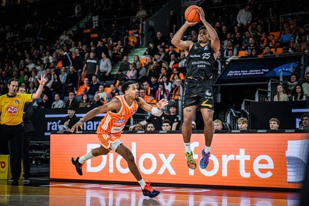 Neu Ulm, Deutschland, 10.01.26: Justin Simon (ratiopharm ulm) und Grant Sherfield (Basketball Loewen Braunschweig) im Zweikampf waehrend des Basketball Bundesliga Spiels zwischen ratiopharm ulm vs Basketball Loewen Braunschweig in der ratiopharm Arena am 10. Januar 2026 in Neu Ulm, Deutschland. (Foto von Harry Langer DeFodi Images) ratiopharm Arena, Germany, 10.01.26: Justin Simon (ratiopharm ulm) und Grant Sherfield (Basketball Loewen Braunschweig) battle for the ball during the Basketball Bundesliga match between ratiopharm ulm vs Basketball Loewen Braunschweig at Neu Ulm on January 10, 2026 in ratiopharm Arena, Germany. (Photo by Harry Langer DeFodi Images) (Photo by Harry Langer DeFodi Images) -