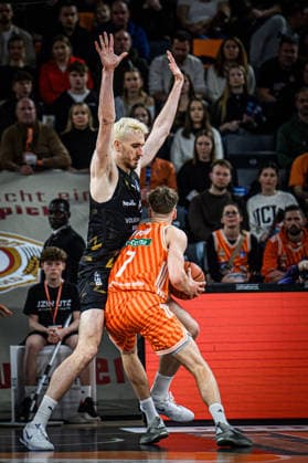 Neu Ulm, Deutschland, 10.01.26: Philipp Hartwich (Basketball Loewen Braunschweig) und Tobias Jensen (ratiopharm ulm) im Zweikampf waehrend des Basketball Bundesliga Spiels zwischen ratiopharm ulm vs Basketball Loewen Braunschweig in der ratiopharm Arena am 10. Januar 2026 in Neu Ulm, Deutschland. (Foto von Harry Langer DeFodi Images) ratiopharm Arena, Germany, 10.01.26: Philipp Hartwich (Basketball Loewen Braunschweig) und Tobias Jensen (ratiopharm ulm) battle for the ball during the Basketball Bundesliga match between ratiopharm ulm vs Basketball Loewen Braunschweig at Neu Ulm on January 10, 2026 in ratiopharm Arena, Germany. (Photo by Harry Langer DeFodi Images) (Photo by Harry Langer DeFodi Images) -