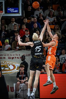 Neu Ulm, Deutschland, 10.01.26: Philipp Hartwich (Basketball Loewen Braunschweig) und Tobias Jensen (ratiopharm ulm) im Zweikampf waehrend des Basketball Bundesliga Spiels zwischen ratiopharm ulm vs Basketball Loewen Braunschweig in der ratiopharm Arena am 10. Januar 2026 in Neu Ulm, Deutschland. (Foto von Harry Langer DeFodi Images) ratiopharm Arena, Germany, 10.01.26: Philipp Hartwich (Basketball Loewen Braunschweig) und Tobias Jensen (ratiopharm ulm) battle for the ball during the Basketball Bundesliga match between ratiopharm ulm vs Basketball Loewen Braunschweig at Neu Ulm on January 10, 2026 in ratiopharm Arena, Germany. (Photo by Harry Langer DeFodi Images) (Photo by Harry Langer DeFodi Images) -