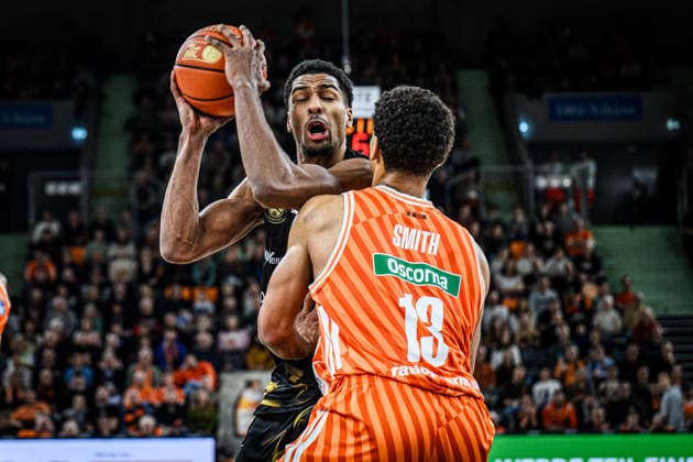 Neu Ulm, Deutschland, 10.01.26: David Nguessan (Basketball Loewen Braunschweig) und Mark Smith (ratiopharm ulm) im Zweikampf waehrend des Basketball Bundesliga Spiels zwischen ratiopharm ulm vs Basketball Loewen Braunschweig in der ratiopharm Arena am 10. Januar 2026 in Neu Ulm, Deutschland. (Foto von Harry Langer DeFodi Images) ratiopharm Arena, Germany, 10.01.26: David Nguessan (Basketball Loewen Braunschweig) und Mark Smith (ratiopharm ulm) battle for the ball during the Basketball Bundesliga match between ratiopharm ulm vs Basketball Loewen Braunschweig at Neu Ulm on January 10, 2026 in ratiopharm Arena, Germany. (Photo by Harry Langer DeFodi Images) (Photo by Harry Langer DeFodi Images) -