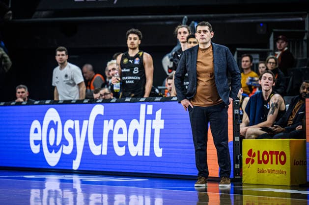 Neu Ulm, Deutschland, 10.01.26: Head Coach Kostas Papazoglou (Basketball Loewen Braunschweig) Schaut waehrend des Basketball Bundesliga Spiels zwischen ratiopharm ulm vs Basketball Loewen Braunschweig in der ratiopharm Arena am 10. Januar 2026 in Neu Ulm, Deutschland. (Foto von Harry Langer DeFodi Images) ratiopharm Arena, Germany, 10.01.26: Head Coach Kostas Papazoglou (Basketball Loewen Braunschweig) Looks on during the Basketball Bundesliga match between ratiopharm ulm vs Basketball Loewen Braunschweig at Neu Ulm on January 10, 2026 in ratiopharm Arena, Germany. (Photo by Harry Langer DeFodi Images) (Photo by Harry Langer DeFodi Images) -