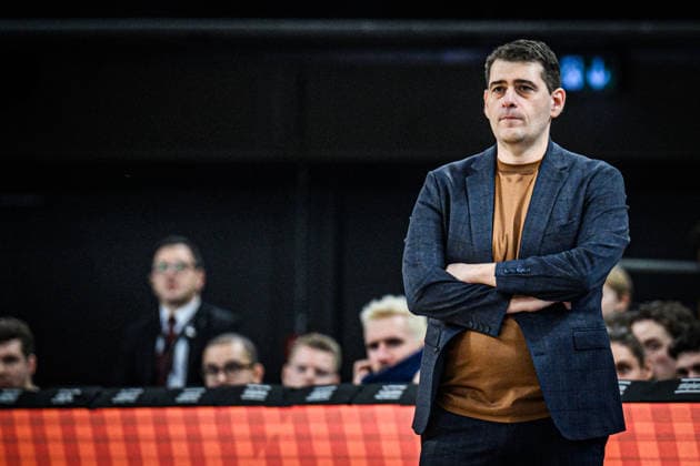 Neu Ulm, Deutschland, 10.01.26: Head Coach Kostas Papazoglou (Basketball Loewen Braunschweig) Schaut waehrend des Basketball Bundesliga Spiels zwischen ratiopharm ulm vs Basketball Loewen Braunschweig in der ratiopharm Arena am 10. Januar 2026 in Neu Ulm, Deutschland. (Foto von Harry Langer DeFodi Images) ratiopharm Arena, Germany, 10.01.26: Head Coach Kostas Papazoglou (Basketball Loewen Braunschweig) Looks on during the Basketball Bundesliga match between ratiopharm ulm vs Basketball Loewen Braunschweig at Neu Ulm on January 10, 2026 in ratiopharm Arena, Germany. (Photo by Harry Langer DeFodi Images) (Photo by Harry Langer DeFodi Images) -