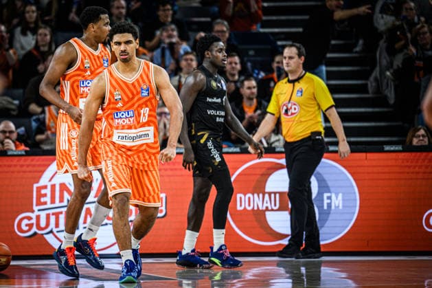 Neu Ulm, Deutschland, 10.01.26: Mark Smith (ratiopharm ulm) Schaut waehrend des Basketball Bundesliga Spiels zwischen ratiopharm ulm vs Basketball Loewen Braunschweig in der ratiopharm Arena am 10. Januar 2026 in Neu Ulm, Deutschland. (Foto von Harry Langer DeFodi Images) ratiopharm Arena, Germany, 10.01.26: Mark Smith (ratiopharm ulm) Looks on during the Basketball Bundesliga match between ratiopharm ulm vs Basketball Loewen Braunschweig at Neu Ulm on January 10, 2026 in ratiopharm Arena, Germany. (Photo by Harry Langer DeFodi Images) (Photo by Harry Langer DeFodi Images) -