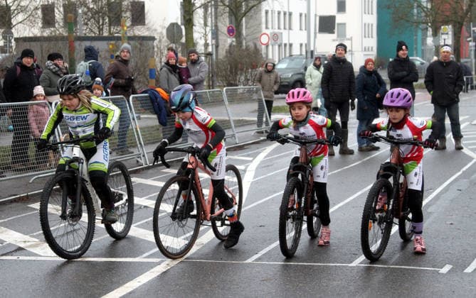 lsb - Radsport - Cyclo Cross - Deutsche Meisterschaften in Bensheim - 10. und 11.01.2026 - Saison 2025-2026 - Bensheim v. l. Start U 11 Mädchen mit Marleen Kinste SSG Bensheim Dritte, Laura Zoe Leveringhaus RSV Seeheim Siegerin und damit Erste, Ella Zimmermann RSV Seeheim Dritte und Emma Zimmermann RSV Seeheim Aktion, Einzelbild, -