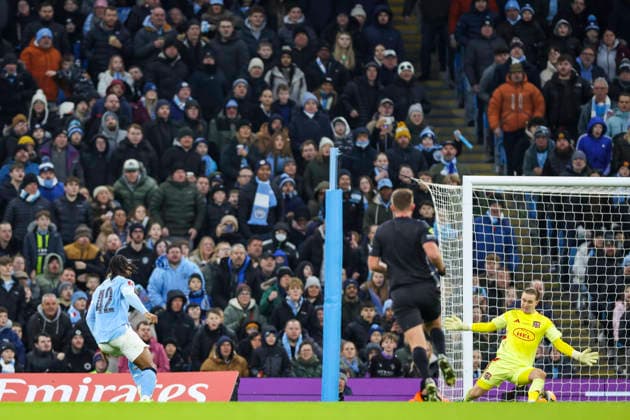 Manchester City v Exeter City, Emirates FA Cup Manchester City forward Antoine Semenyo (42) scores a GOAL 6-0 Exeter City goalkeeper Joe Whitworth (1) during the Manchester City v Exeter City Emirates FA Cup Third Round match at the Etihad Stadium, Manchester, England on 10 January 2026 Credit: Phil Duncan Every Second Media Editorial use only. All images are copyright Every Second Media Limited. No images may be reproduced without prior permission. All rights reserved. Premier League and Football League images are subject to licensing agreements with Football DataCo Limited. see https: www.football-dataco.com Copyright: xIMAGO EveryxSecondxMediax ESM-1745-0142 PhilxDuncanx xEveryxSecondxMediax