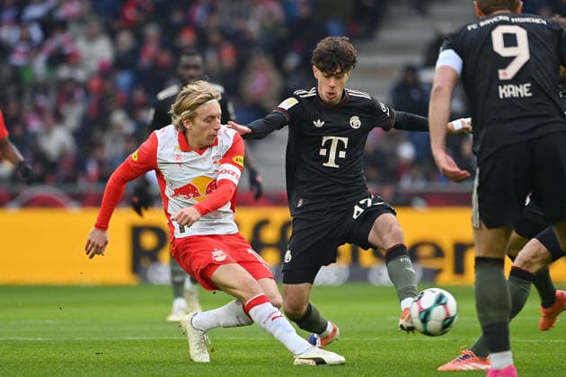 David Michael SANTOS DAIBER (Bayern Muenchen), Aktion,Zweikampf gegen Mads BIDSTRUP (Salzburg). Fussball Testspiel Red Bull Salzburg - FC Bayern Muenchen 0-5 am 06.01.2026 RED BULL ARENA SALZBURG