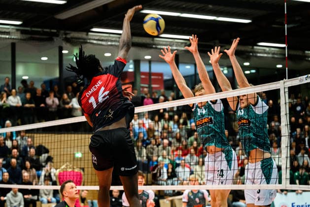 Ludwigsburg: 1. BLM - 25 26 - MTV Ludwigsburg - FT 1844 Freiburg Nyherowo Omene (Ludwigsburg), Charles Figy (Freiburg), Jannik Brentel (Freiburg) Ludwigsburg Innenstadtsporthalle Baden-Württemberg Deutschland