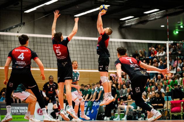 Ludwigsburg: 1. BLM - 25 26 - MTV Ludwigsburg - FT 1844 Freiburg v.li. Darius Diefenbach (Ludwigsburg), Jan Huber (Ludwigsburg), Tomi Saarinen (Ludwigsburg), Tim Koepfli Köpfli (Ludwigsburg) Ludwigsburg Innenstadtsporthalle Baden-Württemberg Deutschland
