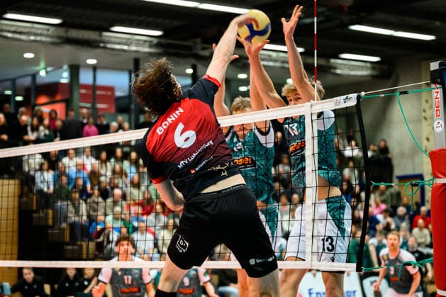 Ludwigsburg: 1. BLM - 25 26 - MTV Ludwigsburg - FT 1844 Freiburg Ben-Simon Bonin (Ludwigsburg), Charles Figy (Freiburg), Jannik Brentel (Freiburg) Ludwigsburg Innenstadtsporthalle Baden-Württemberg Deutschland