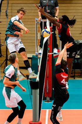 Ludwigsburg: 1. BLM - 25 26 - MTV Ludwigsburg - FT 1844 Freiburg Nyherowo Omene (Ludwigsburg), Darius Diefenbach (Ludwigsburg) im Block Ludwigsburg Innenstadtsporthalle Baden-Württemberg Deutschland