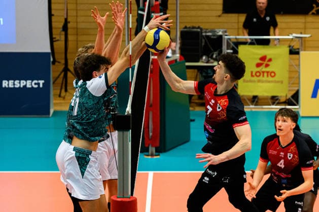 Ludwigsburg: 1. BLM - 25 26 - MTV Ludwigsburg - FT 1844 Freiburg Tim Koepfli Köpfli (Ludwigsburg), Brendan Mills (Freiburg) im Block Ludwigsburg Innenstadtsporthalle Baden-Württemberg Deutschland