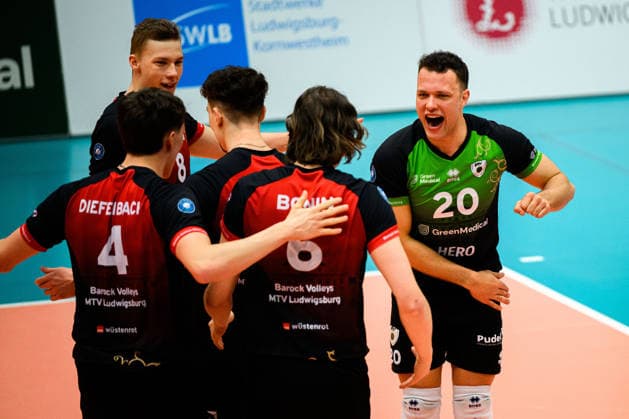 Ludwigsburg: 1. BLM - 25 26 - MTV Ludwigsburg - FT 1844 Freiburg Darius Diefenbach (Ludwigsburg), Tomi Saarinen (Ludwigsburg), Tim Koepfli Köpfli (Ludwigsburg), Ben-Simon Bonin (Ludwigsburg), Jeffrey Klok (Ludwigsburg) Jubel Freude Emotion Ludwigsburg Innenstadtsporthalle Baden-Württemberg Deutschland