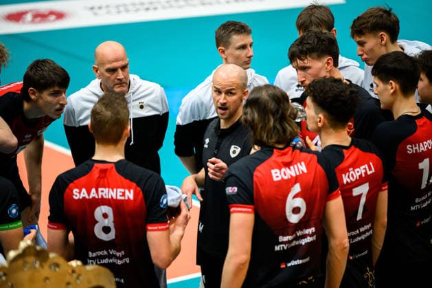 Ludwigsburg: 1. BLM - 25 26 - MTV Ludwigsburg - FT 1844 Freiburg Trainer Hasse Mattila (Ludwigsburg) in der Auszeit Ludwigsburg Innenstadtsporthalle Baden-Württemberg Deutschland